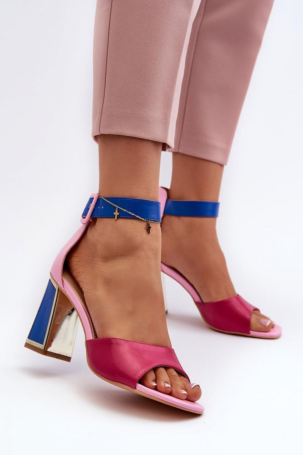 Heel sandals Step in style