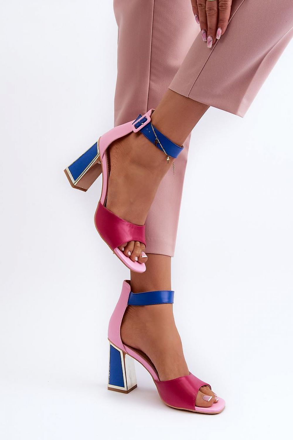 Heel sandals Step in style