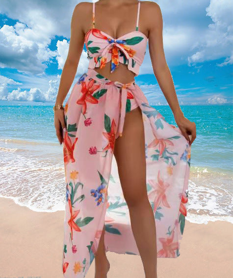 Traje de baño bikini de tres piezas con estampado de plantas.