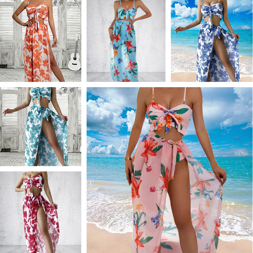 Traje de baño bikini de tres piezas con estampado de plantas.