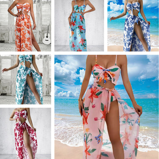 Traje de baño bikini de tres piezas con estampado de plantas.