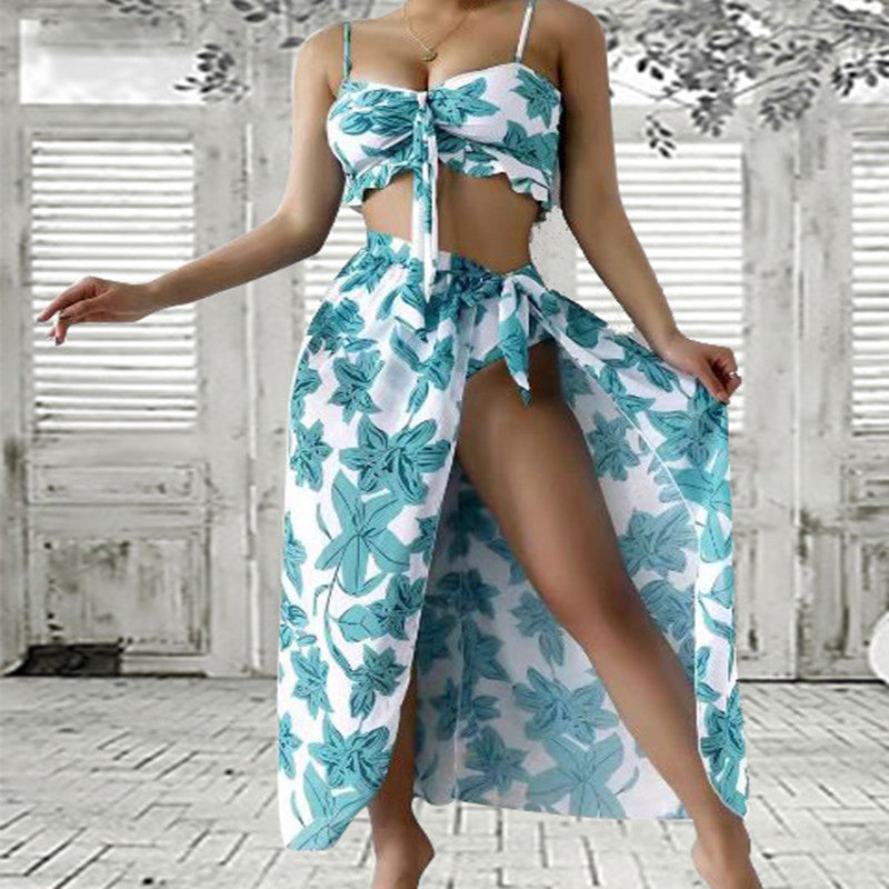 Traje de baño bikini de tres piezas con estampado de plantas.